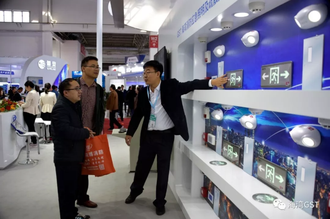 海灣消防工作人員向參觀者介紹系統情況，交流技術問題