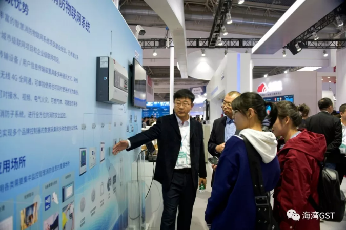 海灣消防工作人員向參觀者介紹系統情況，交流技術問題